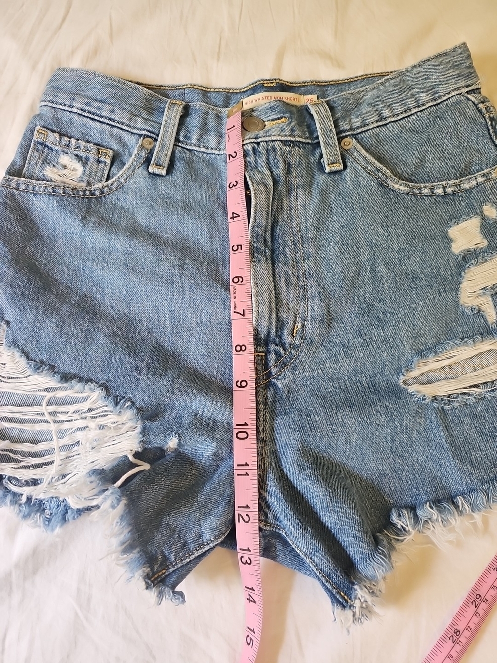 LEVI'S Women High Waisted Mom Shorts Jeans Size 26 Distressed - Picture 6 of 7